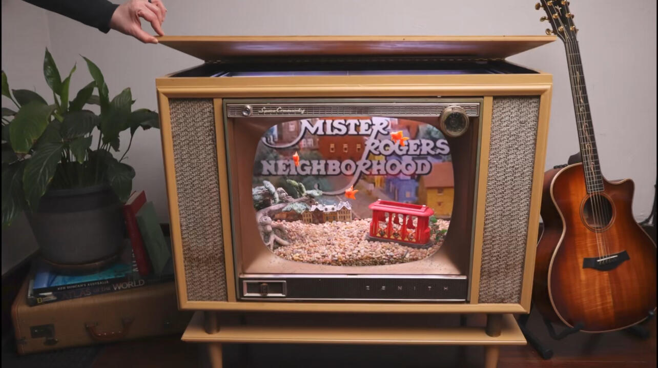 Lid lifts for easy feeding and cleaning.